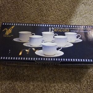 Lynn's vintage cup and saucer set NIB